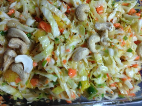 Weißkohl Möhren Salat mit Ingwer, Chili, Mango und Cashewkernen
