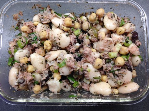 Weiße Bohnen Kichererbsen Salat mit Oliven und Thunfisch