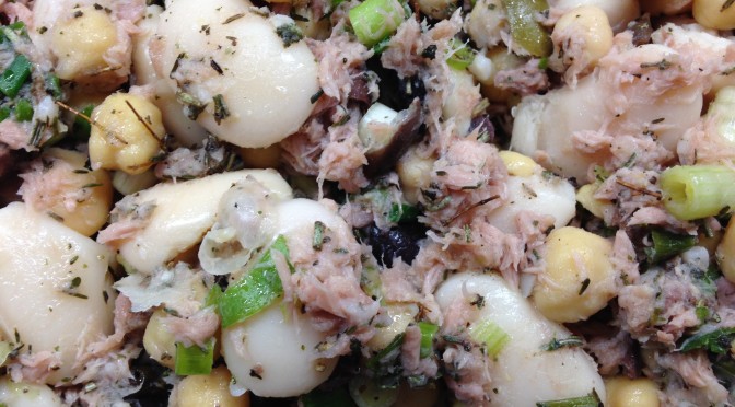 Dicke Bohnen Kichererbsen Salat mit Thunfisch und Oliven