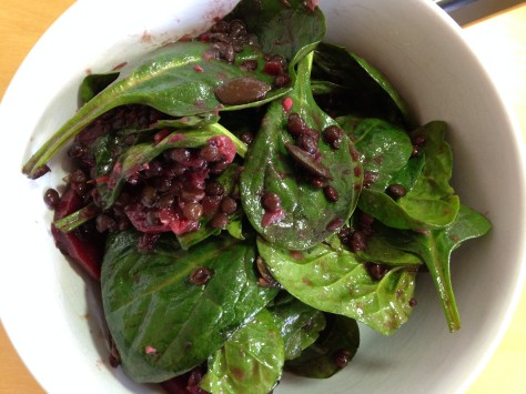 Schwarze Rote Bete Salat mit Beluga Linsen und Spinat
