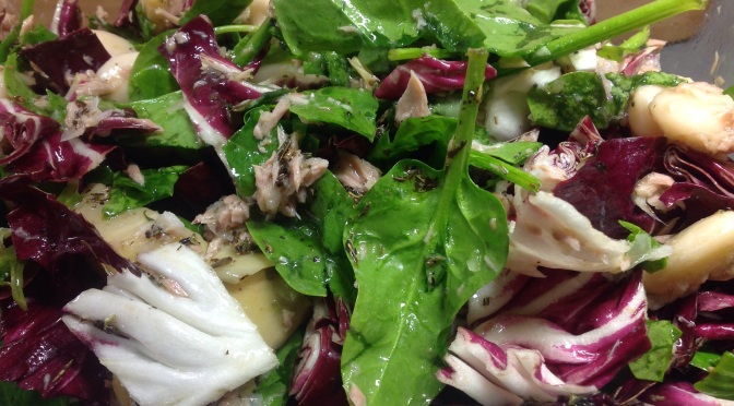 Salat aus Riesenbohnen Artischoken Thunfisch Feta Radicchio und Spinat