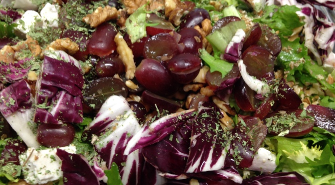 Frisee Salat mit Radicchio, Walnüssen, Trauben und Minze mit Haselnuss-Cranberry Vinaigrette
